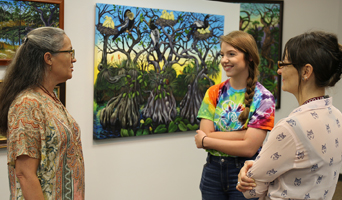 Leslie Peebles talking with NFCC student and art instructor at Hardee Center for the Arts Sept 27 2017